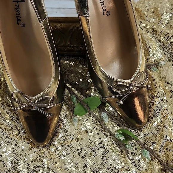 NWOT, Annie, Tri-color gold shoes size 7M - Picture 10 of 11